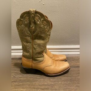 Ariat Women’s Cowboy boots green upper size 6.5 B